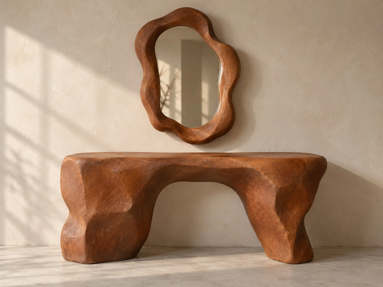 Consolle scultorea color terra con specchio dalla cornice ondulata.