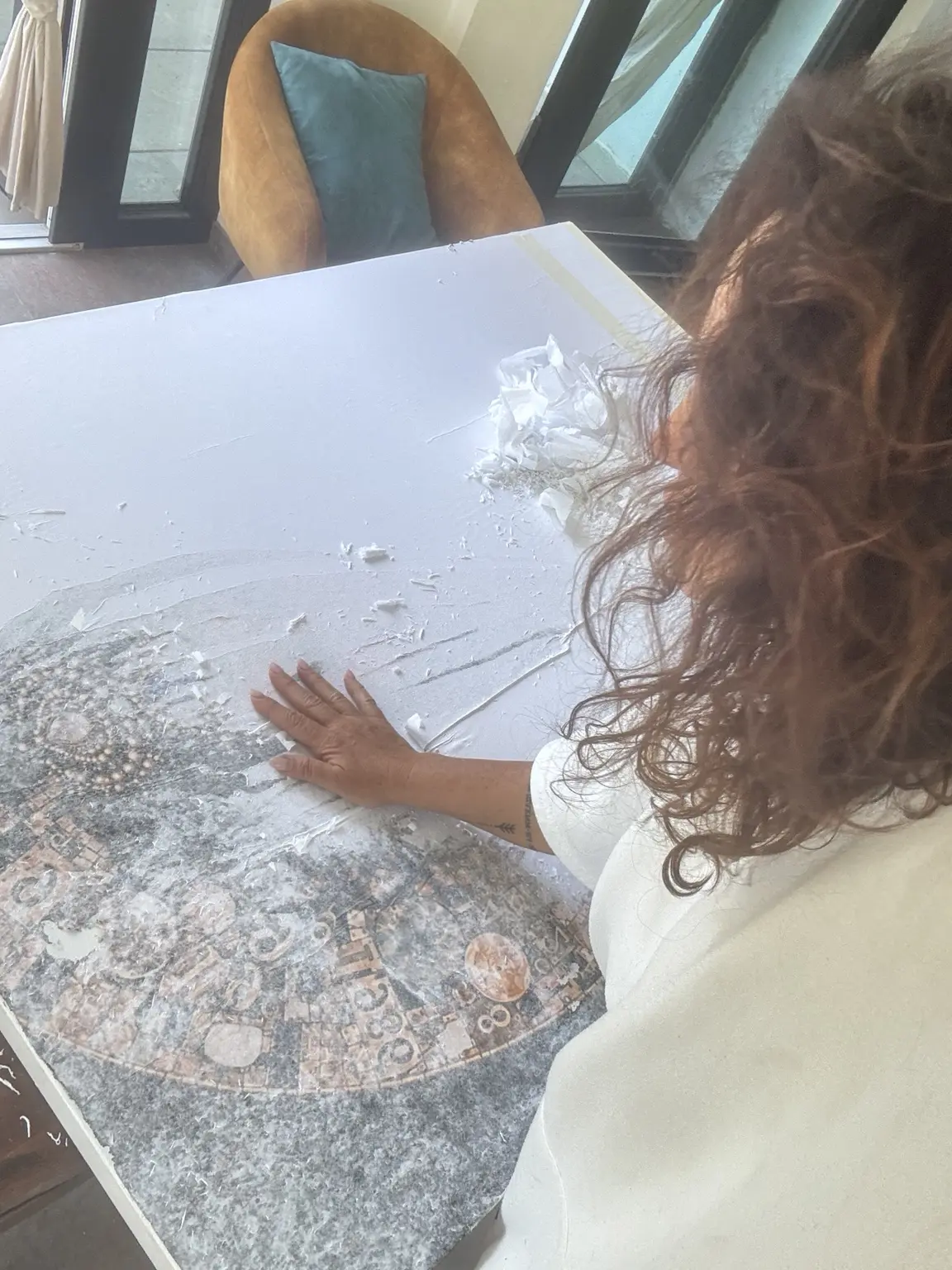 Monica interviene sull’opera con le mani