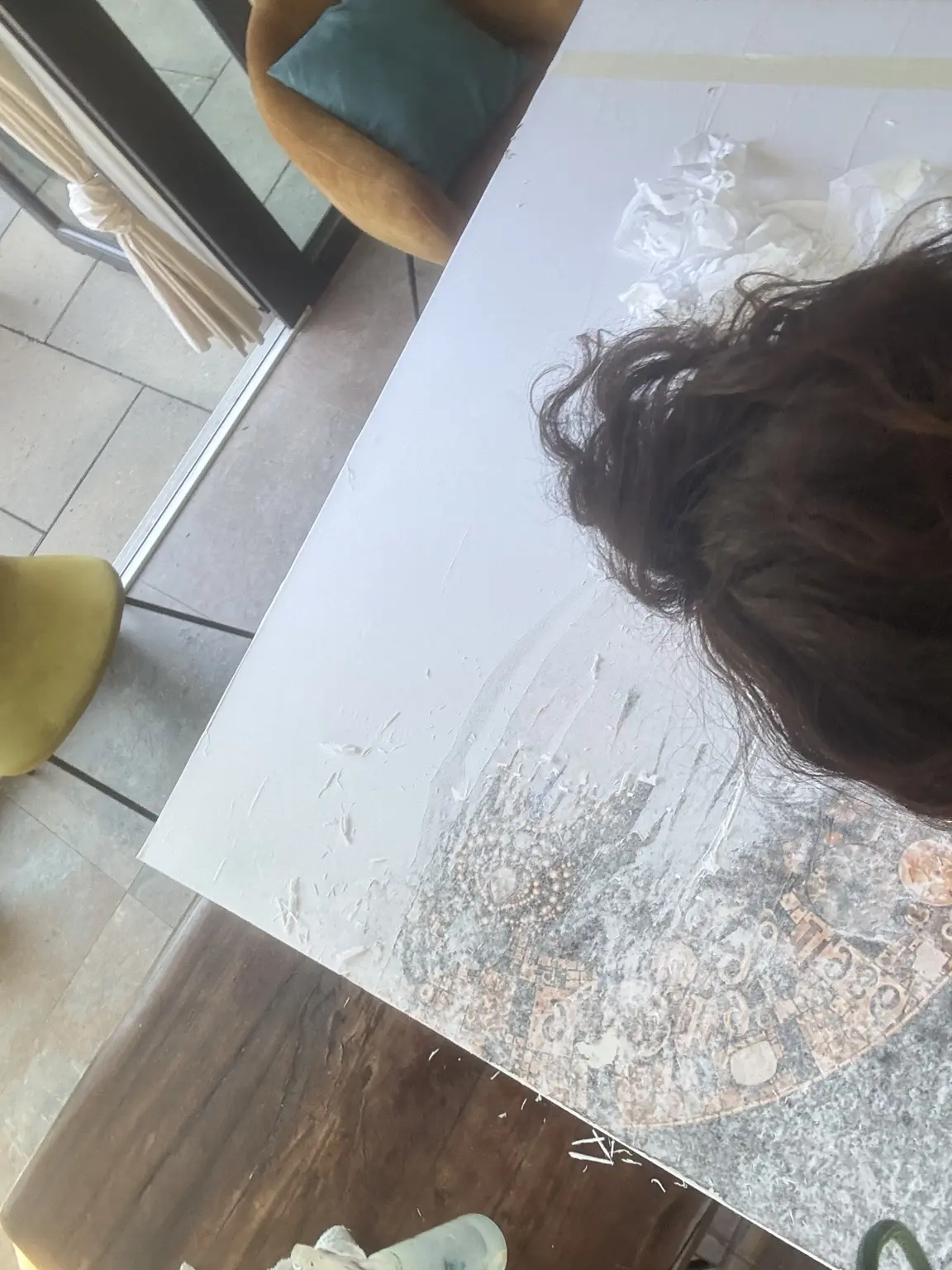Monica costruisce la texture dell’opera